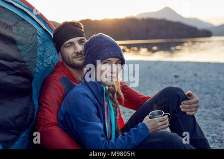 Couple tente au lac Banque D'Images