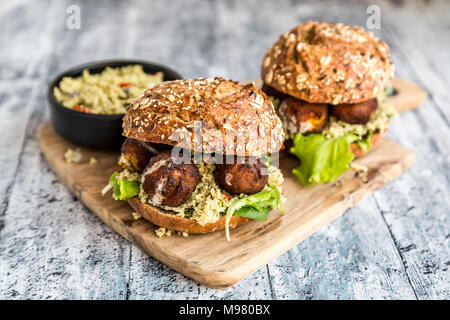 Falafel Burger avec un taboulé Banque D'Images