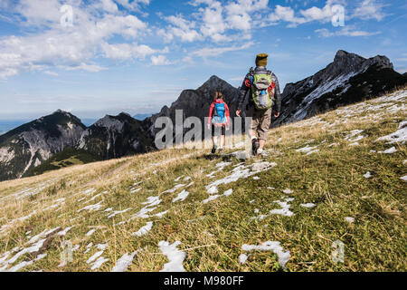 Autriche, Tyrol, jeune couple randonnées en montagne Banque D'Images