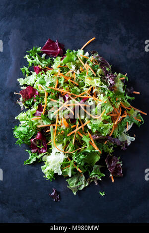 Salade composée de laitue, de carottes et de radicchio Banque D'Images