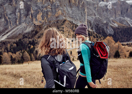 Deux jeunes femmes de la randonnée dans les montagnes Banque D'Images