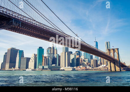 USA, New York City skyline, et pont de Brooklyn vu de Brooklyn Banque D'Images