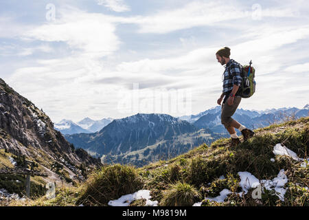 Autriche, Tyrol, jeune homme randonnée en montagne Banque D'Images