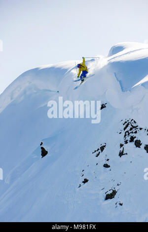 Autriche, Tyrol, Alpbach, skieur sur un saut au-dessus de Snowdrift freeride Banque D'Images