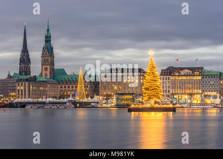 Allemagne, Hambourg, Jungfernstieg, hôtel de ville, la Saint-Nicolas, église, arbre de Noël, le soir Binnenalster Banque D'Images