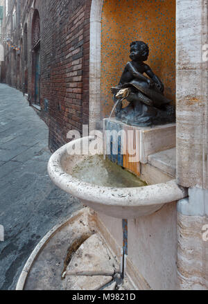 Fontaine de la tortue et de l'enfant (Fontana delle Tartarughe) dans la ville médiévale de Sienne, Toscane, Italie. 1580 -1588 fontaine a été construite par l'architecte Giacomo de Banque D'Images