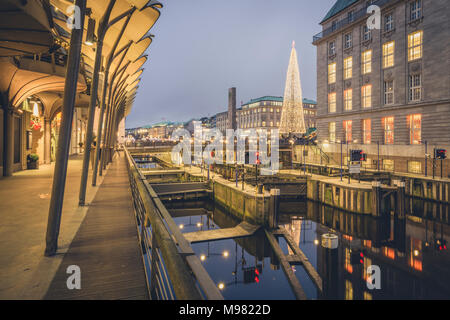 Allemagne, Hambourg, l'Alster avec lock à l'hôtel de ville, le temps de Noël Banque D'Images