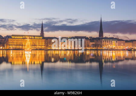 Allemagne, Hambourg, Binnenalster, arbre de Noël, Saint James' Church et St Petri église dans la soirée Banque D'Images