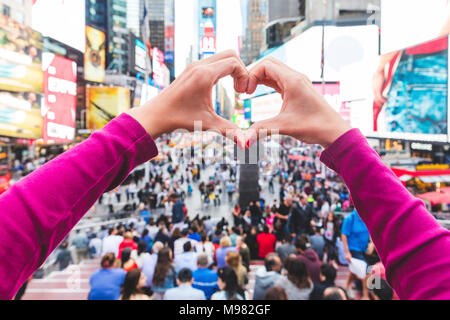 USA, New York, mains en forme de cœur sur Times Square Banque D'Images