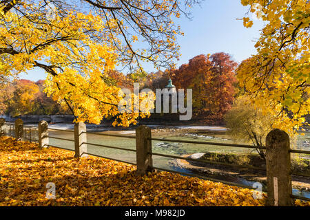 Germany, Bavaria, Munich, Isar en automne Banque D'Images