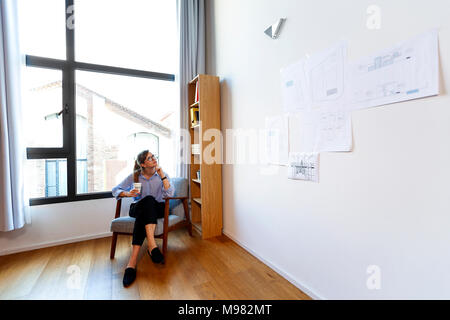 Jeune architecte sitting in office à la broche à bord Banque D'Images
