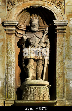 Le roi Joao III - Le Roi Jean III à la porte du palais ou porte de fer de l'Université de Coimbra (Universidade de Coimbra), 1537, Portuguese, Portugal, (créé en 1290 à Lisbonne et l'une des plus anciennes universités d'un fonctionnement continu dans le monde) le roi Joao III - Le Roi Jean III 1502 - 1557 roi du Portugal et l'Algarves ( c'était le fils du roi Manuel I et Maria de Aragon ) Banque D'Images