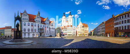 Allemagne, Lutherstadt Wittenberg, vue de l'hôtel de ville, rangée de maisons et l'église St Mary Banque D'Images