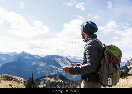 Autriche, Tyrol, jeune homme à la carte en mountainscape Banque D'Images