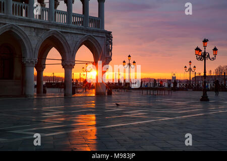 Italie, Vénétie, Venise, la Place Saint Marc et du Palais des Doges au lever du soleil Banque D'Images