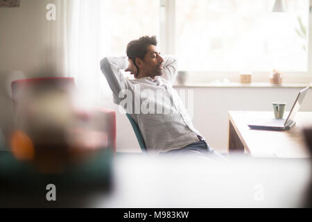 Businessman relaxing at desk Banque D'Images