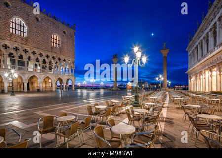 Italie, Vénétie, Venise, la Place Saint Marc et du Palais des Doges, tôt le matin Banque D'Images