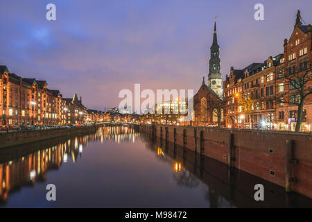 Allemagne, Hambourg, en vue d'Zollkanal et ancien quartier d'entrepôts, l'église de St Catherine et de l'Elbe Philharmonic Hall en arrière-plan Banque D'Images