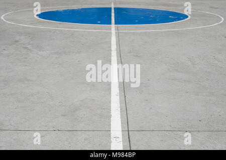 Centre blanc sur les lignes de basket-ball de rue en béton - gros plan sur le terrain de sport Banque D'Images