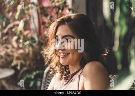 Portrait of happy young woman Banque D'Images