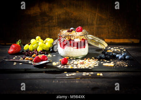 Muesli avec gelée de fruits rouges, Chia, caillé, framboise, amande, canneberge, Blue berry, raisin, bananes séchées Banque D'Images