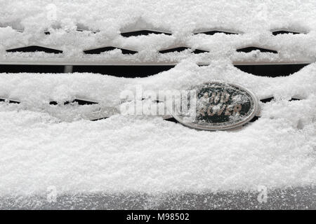 La neige a couvert badge Land Rover Banque D'Images