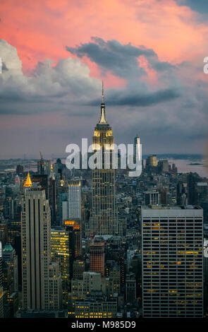 USA, New York, Manhattan, Empire State Building et One World Trade Center en arrière-plan Banque D'Images