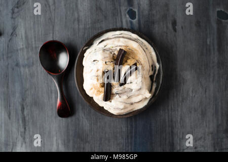 Glace à la réglisse et de réglisse en poudre dans un bol Banque D'Images