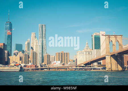 USA, New York City skyline, et pont de Brooklyn vu de Brooklyn Banque D'Images