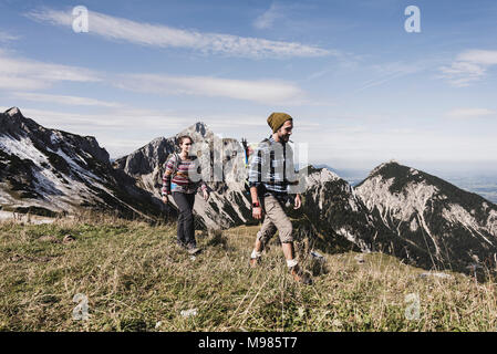 Autriche, Tyrol, jeune couple randonnées en montagne Banque D'Images