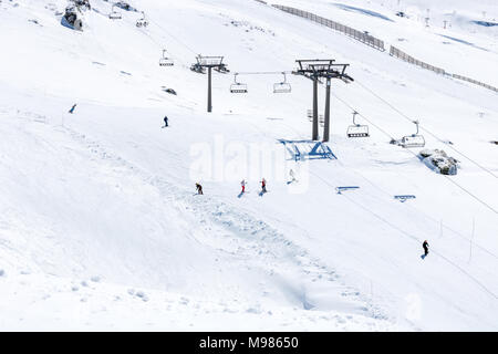Station de ski de Sierra Nevada. Les personnes pratiquant les sports de neige. Banque D'Images