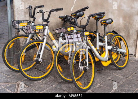 Location de vélos de l'dockless oBike scheme. Rome. Le Latium. L'Italie. Banque D'Images