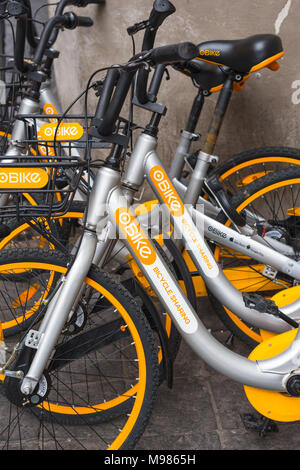 Location de vélos de l'dockless oBike scheme. Rome. Le Latium. L'Italie. Banque D'Images