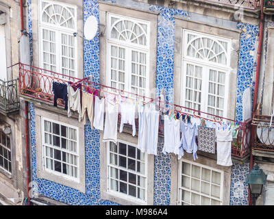 Dans l'architecture de la vieille ville de Porto au Portugal. Séchage blanchisserie devant les fenêtres. Banque D'Images