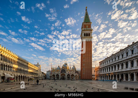 Italie, Vénétie, Venise, la Place Saint-Marc avec la Basilique Saint Marc et le campanile, tôt le matin Banque D'Images