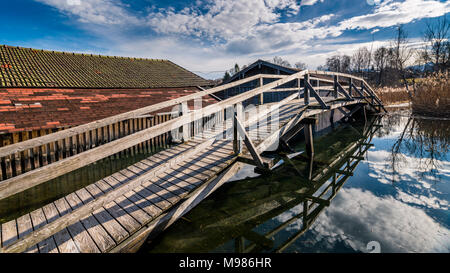 Allemagne, Bavière, Seehausen am Staffelsee, bateaux et pont en bois Banque D'Images