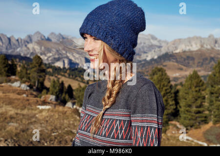 Portrait of happy young woman hiking dans les montagnes Banque D'Images