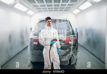 Peintre automobile avec des armes à feu de peinture Banque D'Images