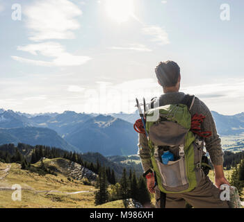 Autriche, Tyrol, jeune homme de mountainscape looking at view Banque D'Images