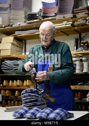 Cordonnier senior travaillant sur chaussons en atelier Banque D'Images