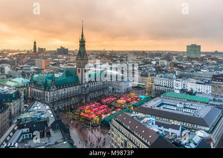 Allemagne, Hambourg, marché de Noël à l'hôtel de ville dans la soirée Banque D'Images