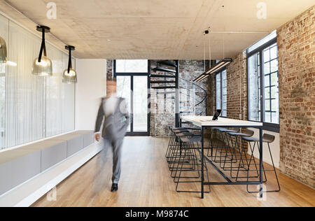 Businessman walking in modern office Banque D'Images