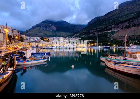 Dämmerung am Hafen, Castellammare del Golfo, Provinz Trapani, Sicile, Italie Banque D'Images