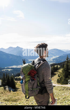 Autriche, Tyrol, jeune homme de mountainscape looking at view Banque D'Images