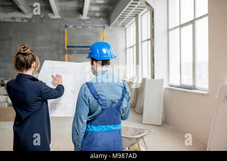 Builder avec portrait sur le site de construction Banque D'Images