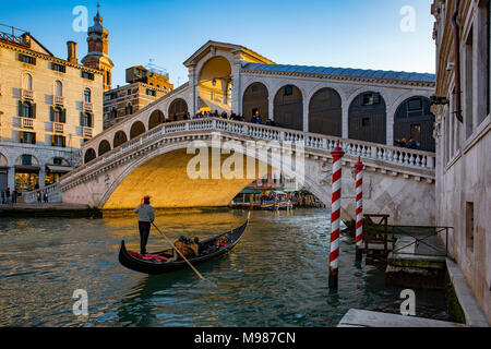 Italie, Vénétie, Venise, gondole sur le Grand Canal en face du Pont du Rialto Banque D'Images