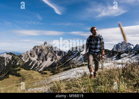 Autriche, Tyrol, jeune homme randonnée en montagne Banque D'Images