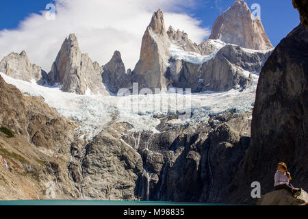 Fille appréciant les paysages du Mont Fitz Roy et Laguna de los Tres à El Chalten, Argentine, Patagonie, l'Amérique du Sud Banque D'Images