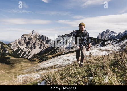 Autriche, Tyrol, jeune homme randonnée en montagne Banque D'Images