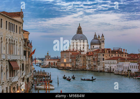 Italie, Vénétie, Venise, Gondoles sur le Grand Canal en face de la Basilique Santa Maria della Salute Banque D'Images